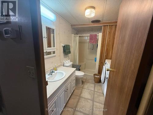 32 - 43969 Highway 3, Wainfleet, ON - Indoor Photo Showing Bathroom