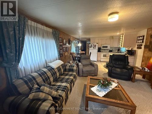 32 - 43969 Highway 3, Wainfleet, ON - Indoor Photo Showing Living Room