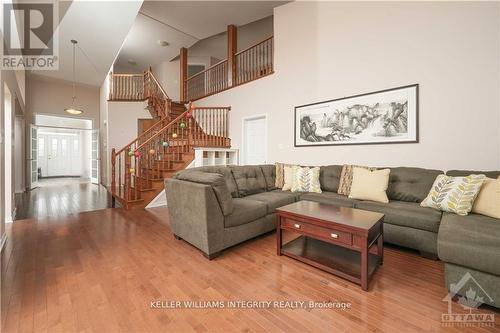 404 Kilmarnock Way, Ottawa, ON - Indoor Photo Showing Living Room