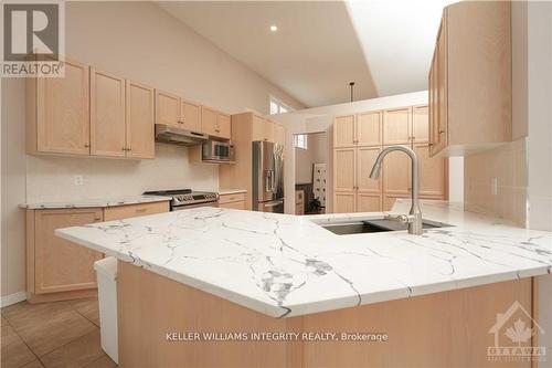 404 Kilmarnock Way, Ottawa, ON - Indoor Photo Showing Kitchen With Upgraded Kitchen