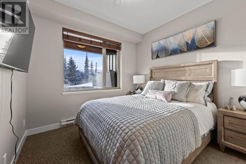 5045 Valley Drive Unit# 13, Sun Peaks, BC - Indoor Photo Showing Bedroom