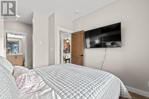 5045 Valley Drive Unit# 13, Sun Peaks, BC - Indoor Photo Showing Bedroom