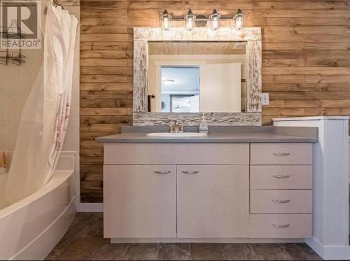 5880 Gardi Road, Kamloops, BC - Indoor Photo Showing Bathroom