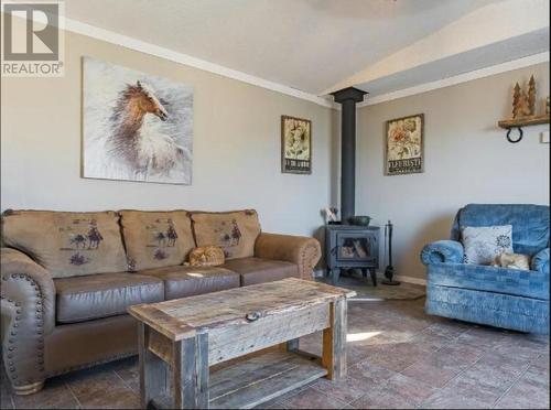 5880 Gardi Road, Kamloops, BC - Indoor Photo Showing Living Room