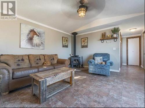 5880 Gardi Road, Kamloops, BC - Indoor Photo Showing Living Room