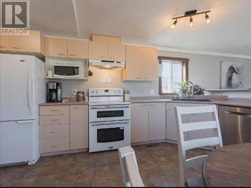 5880 Gardi Road, Kamloops, BC - Indoor Photo Showing Kitchen