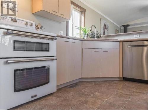 5880 Gardi Road, Kamloops, BC - Indoor Photo Showing Kitchen