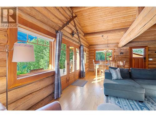 1860 Agate Bay Road, Barriere, BC - Indoor Photo Showing Living Room