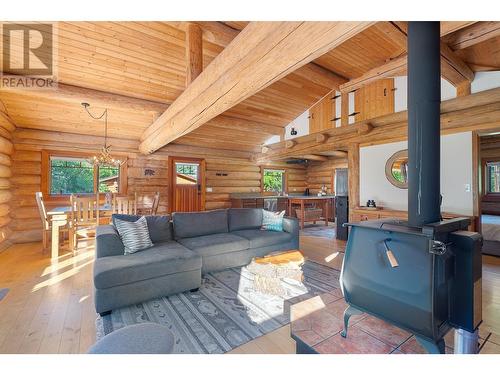 1860 Agate Bay Road, Barriere, BC - Indoor Photo Showing Living Room