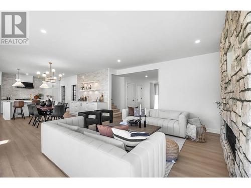 1291 Brechin Place, Kamloops, BC - Indoor Photo Showing Living Room