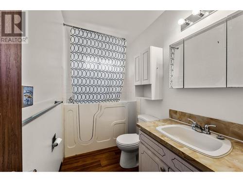 112 Holway Street, Kamloops, BC - Indoor Photo Showing Bathroom