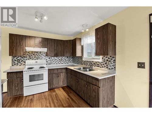 112 Holway Street, Kamloops, BC - Indoor Photo Showing Kitchen With Double Sink