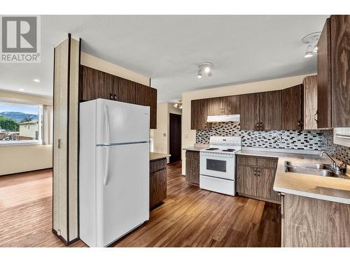 112 Holway Street, Kamloops, BC - Indoor Photo Showing Kitchen With Double Sink