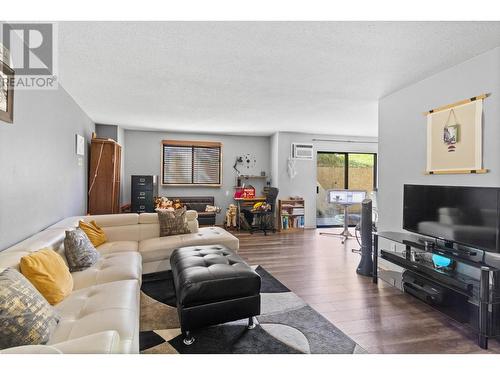 555 Dalgleish Drive Unit# 202, Kamloops, BC - Indoor Photo Showing Living Room