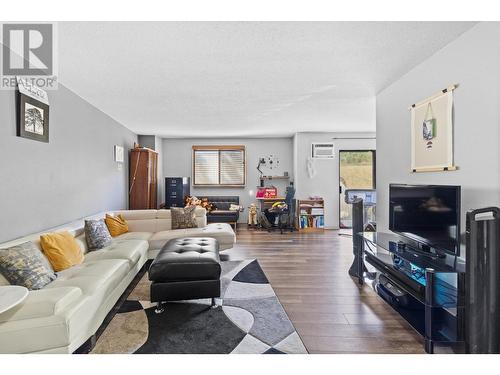 555 Dalgleish Drive Unit# 202, Kamloops, BC - Indoor Photo Showing Living Room