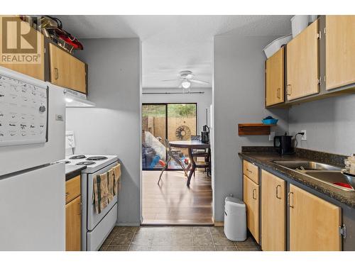 555 Dalgleish Drive Unit# 202, Kamloops, BC - Indoor Photo Showing Kitchen With Double Sink