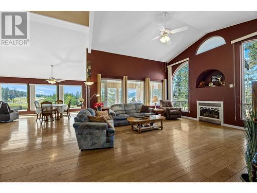 5120 Steffens Road, Merritt, BC - Indoor Photo Showing Living Room