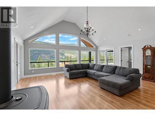 289 Orchard Lake Road, Kamloops, BC - Indoor Photo Showing Living Room