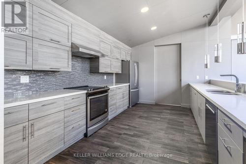 1608 - 2081 Fairview Street, Burlington, ON - Indoor Photo Showing Kitchen With Upgraded Kitchen