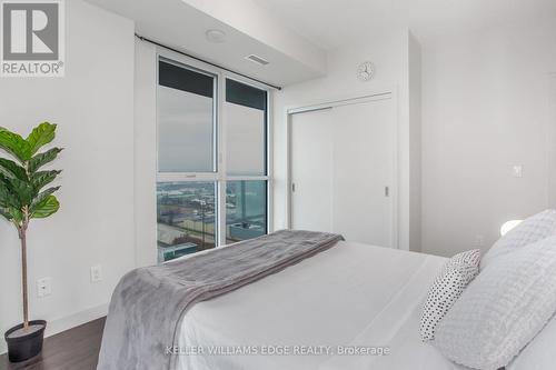 1608 - 2081 Fairview Street, Burlington, ON - Indoor Photo Showing Bedroom