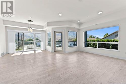 651 Dunes Drive Unit# 102, Kamloops, BC - Indoor Photo Showing Living Room