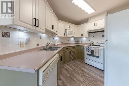 807 Railway Avenue Unit# 34, Ashcroft, BC - Indoor Photo Showing Kitchen With Double Sink