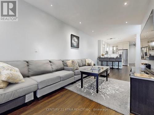 206 - 10 Gateway Boulevard, Toronto, ON - Indoor Photo Showing Living Room