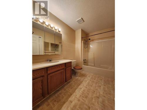 Main floor bathroom - 1038 11 Avenue Unit# 19, Vernon, BC - Indoor Photo Showing Bathroom