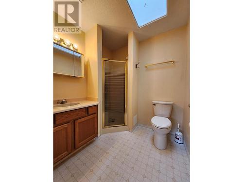 ensuite bathroom off primary bedroom - 1038 11 Avenue Unit# 19, Vernon, BC - Indoor Photo Showing Bathroom