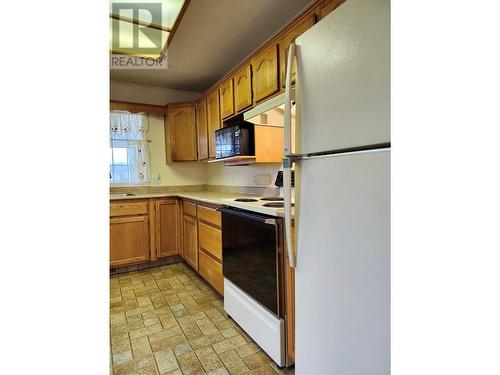 Older appliances - 1038 11 Avenue Unit# 19, Vernon, BC - Indoor Photo Showing Kitchen