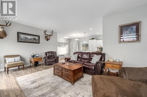 1460 Lopez Creek Drive, Cache Creek, BC - Indoor Photo Showing Living Room