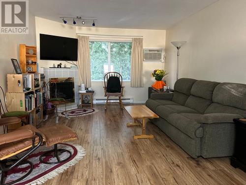 1876 Tranquille Road Unit# 1, Kamloops, BC - Indoor Photo Showing Living Room