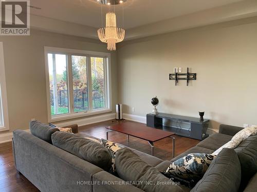 661 Park Road, Innisfil, ON - Indoor Photo Showing Living Room