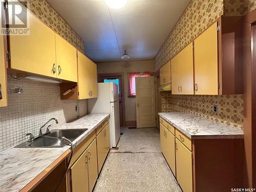 847 18Th Street W, Prince Albert, SK - Indoor Photo Showing Kitchen With Double Sink