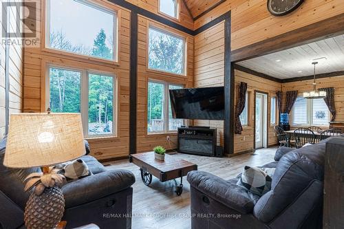 4057 Cambrian Road, Severn, ON - Indoor Photo Showing Living Room