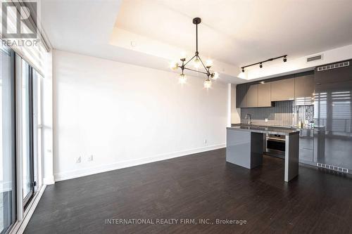 3909 - 7 Grenville Street, Toronto, ON - Indoor Photo Showing Kitchen