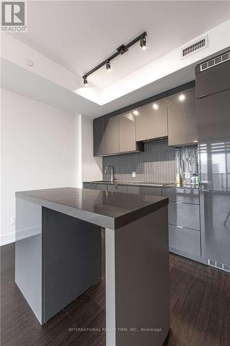 3909 - 7 Grenville Street, Toronto, ON - Indoor Photo Showing Kitchen