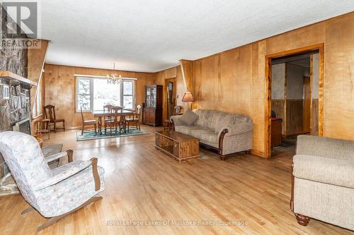 2592 Highway 141 W, Muskoka Lakes (Watt), ON - Indoor Photo Showing Living Room