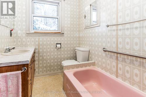 2592 Highway 141 W, Muskoka Lakes (Watt), ON - Indoor Photo Showing Bathroom