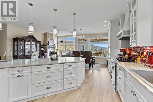 996 Quails Roost Court, Kamloops, BC - Indoor Photo Showing Kitchen With Upgraded Kitchen