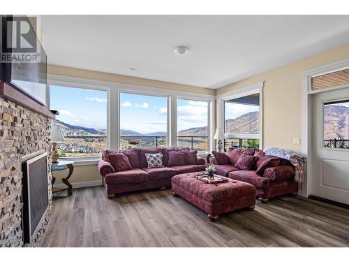 996 Quails Roost Court, Kamloops, BC - Indoor Photo Showing Living Room