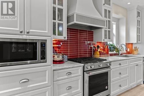 996 Quails Roost Court, Kamloops, BC - Indoor Photo Showing Kitchen