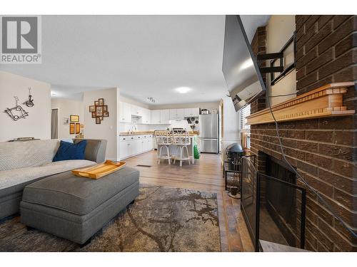 249 Hollyburn Drive, Kamloops, BC - Indoor Photo Showing Living Room