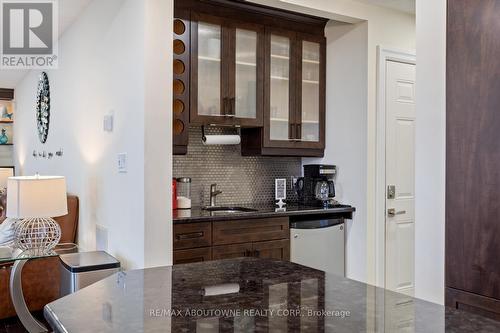 1073 North Service Road, Hamilton, ON - Indoor Photo Showing Kitchen