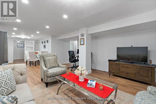 69 Don Mor Drive, Newmarket, ON - Indoor Photo Showing Living Room