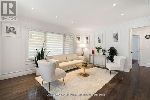 69 Don Mor Drive, Newmarket, ON - Indoor Photo Showing Living Room