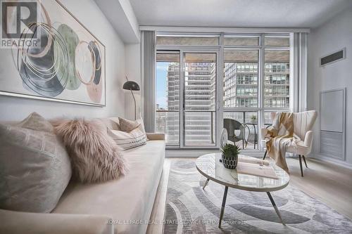 2603 - 55 Bremner Boulevard, Toronto, ON - Indoor Photo Showing Living Room