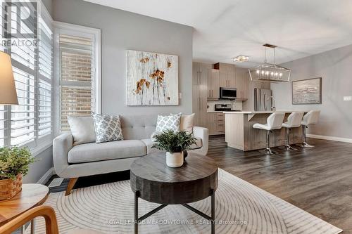 20 - 35 Midhurst Heights, Hamilton, ON - Indoor Photo Showing Living Room