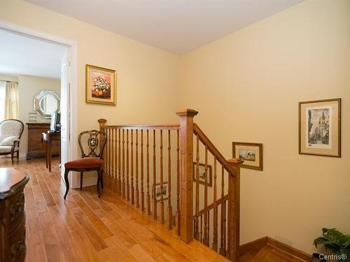 Hall - 136 Av. Alston, Pointe-Claire, QC 