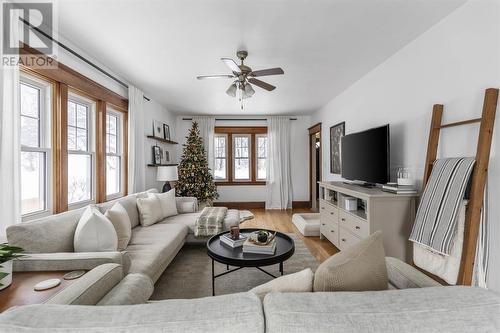 45 Ontario Ave, Sault Ste. Marie, ON - Indoor Photo Showing Living Room